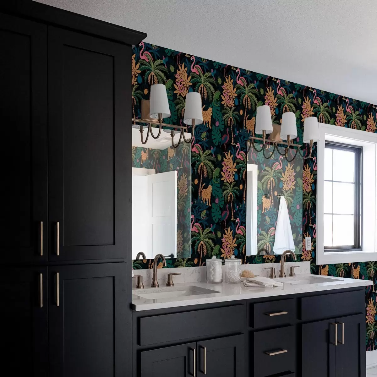 Tapeta Jasne tropikalne zwierzęta wśród liści na ciemnym tle a00701 Tapeta Jasne tropikalne zwierzęta wśród liści na ciemnym tle a00701