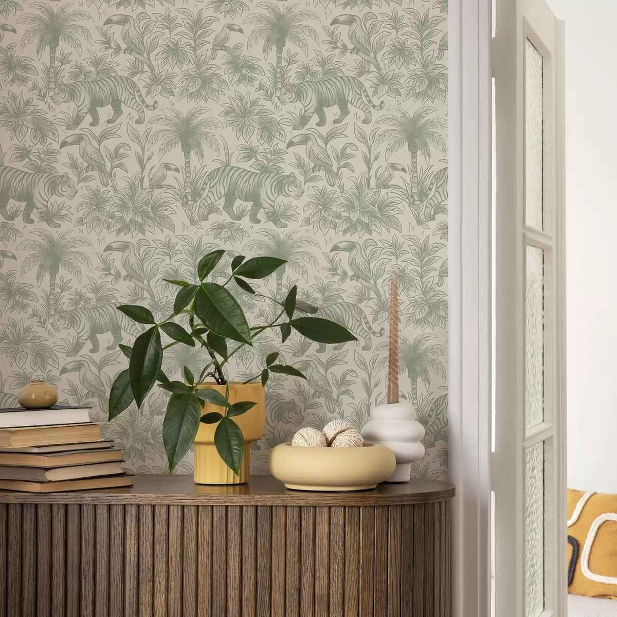 Tapeta Tygrysy i tropikalne ptaki wśród palm na jasnym tle a00711