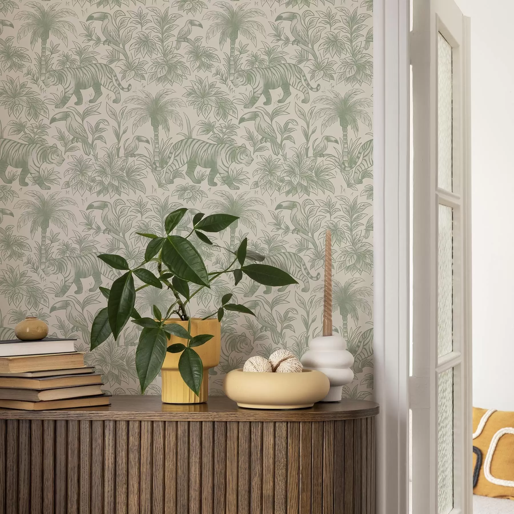 Fototapeta Tygrysy i tropikalne ptaki wśród palm na jasnym tle a00711
