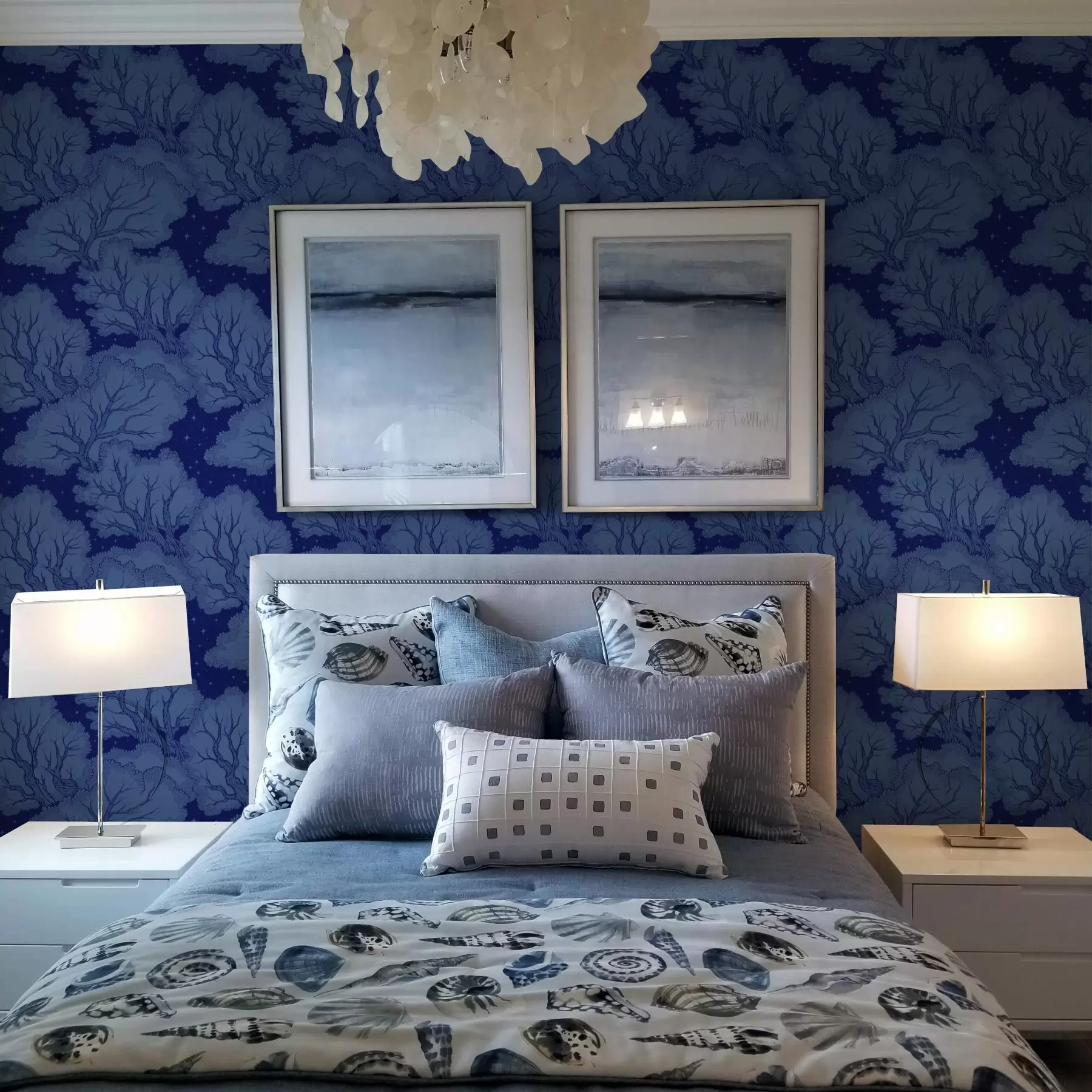 Fototapeta Sylwetki drzew pod rozgwieżdżonym niebem w odcieniach niebieskiego a00798