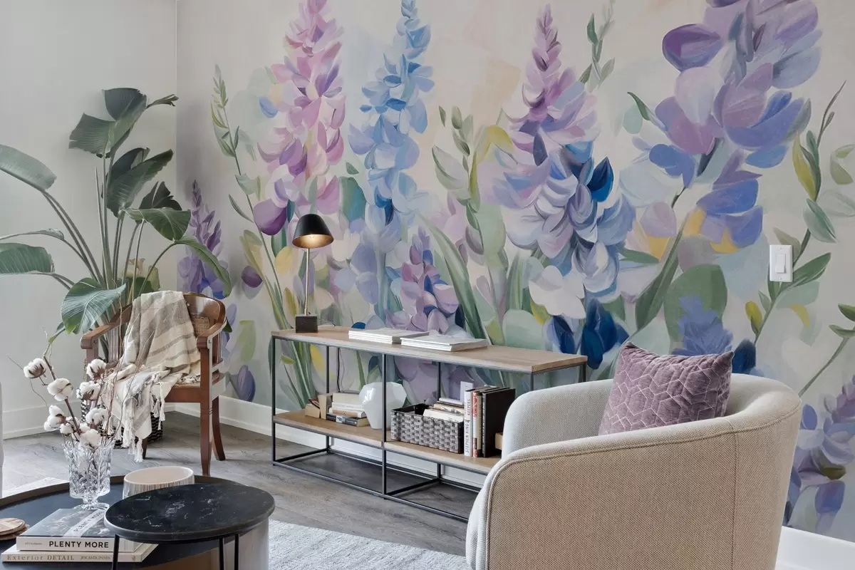 Fototapeta Fioletowe i niebieskie kwiaty o fakturze z niebieskimi liśćmi, jasnym tłem, delikatnymi pociągnięciami pędzla i żywymi kolorami w09482