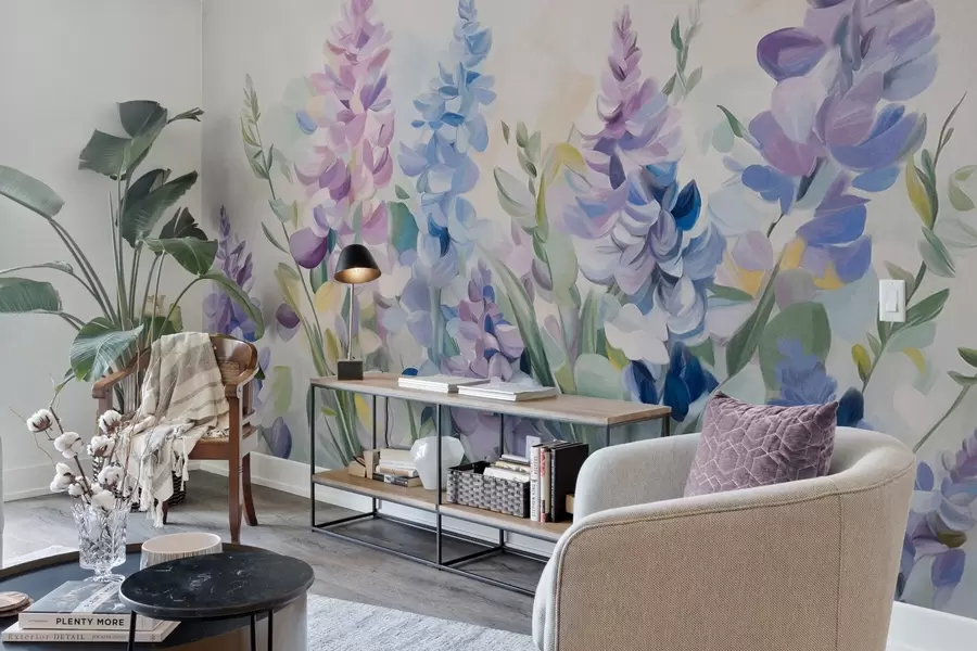 Fototapeta Fioletowe i niebieskie kwiaty o fakturze z niebieskimi liśćmi, jasnym tłem, delikatnymi pociągnięciami pędzla i żywymi kolorami w09482