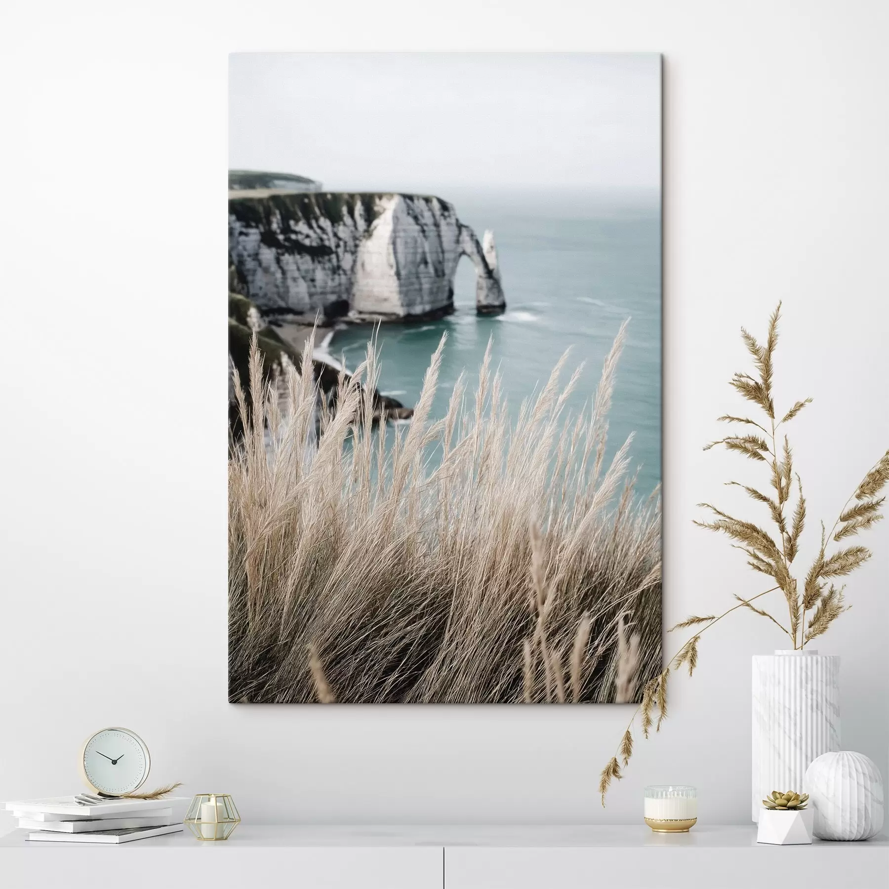 Obraz Morze i skalny łuk, widok przez wyschnięte trawy s46142