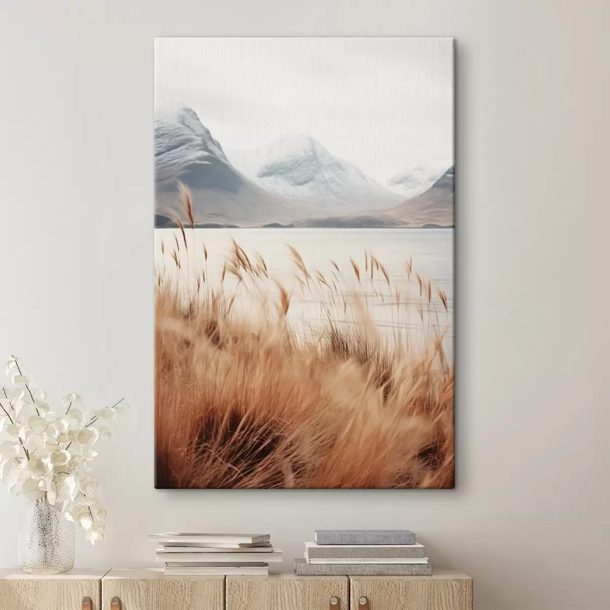 Obraz Pole trawy pampasowej przed jeziorem, w tle ośnieżone góry, miękkie światło s46282