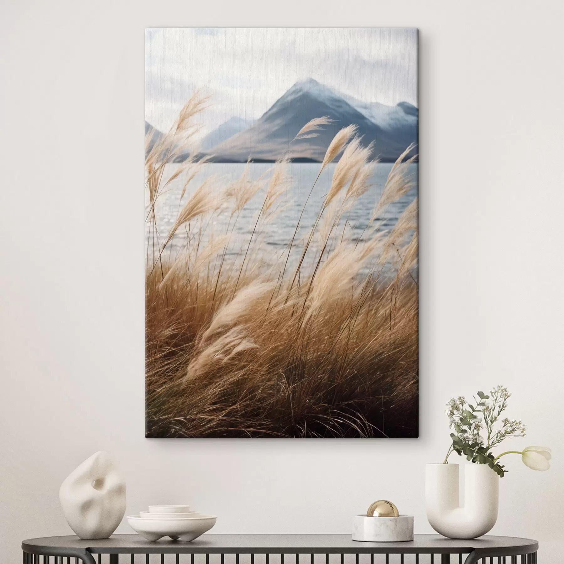 Obraz Trawa pampasowa z jeziorem i górami w tle, delikatne oświetlenie, stonowane kolory, styl naturalistyczny s46283