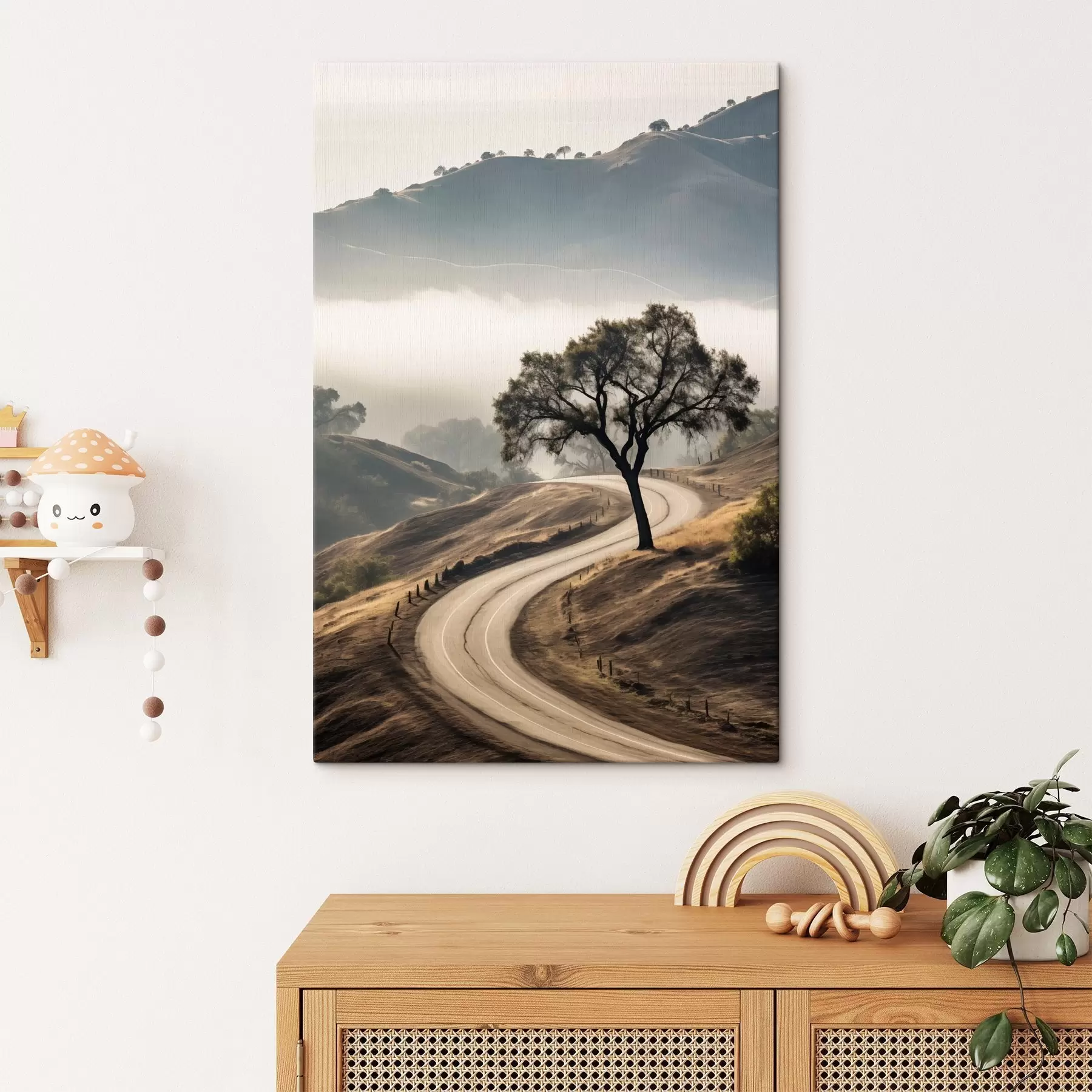 Obraz Kręta droga wśród falistych wzgórz z drzewem na pierwszym planie, w tle mgła i góry s46288