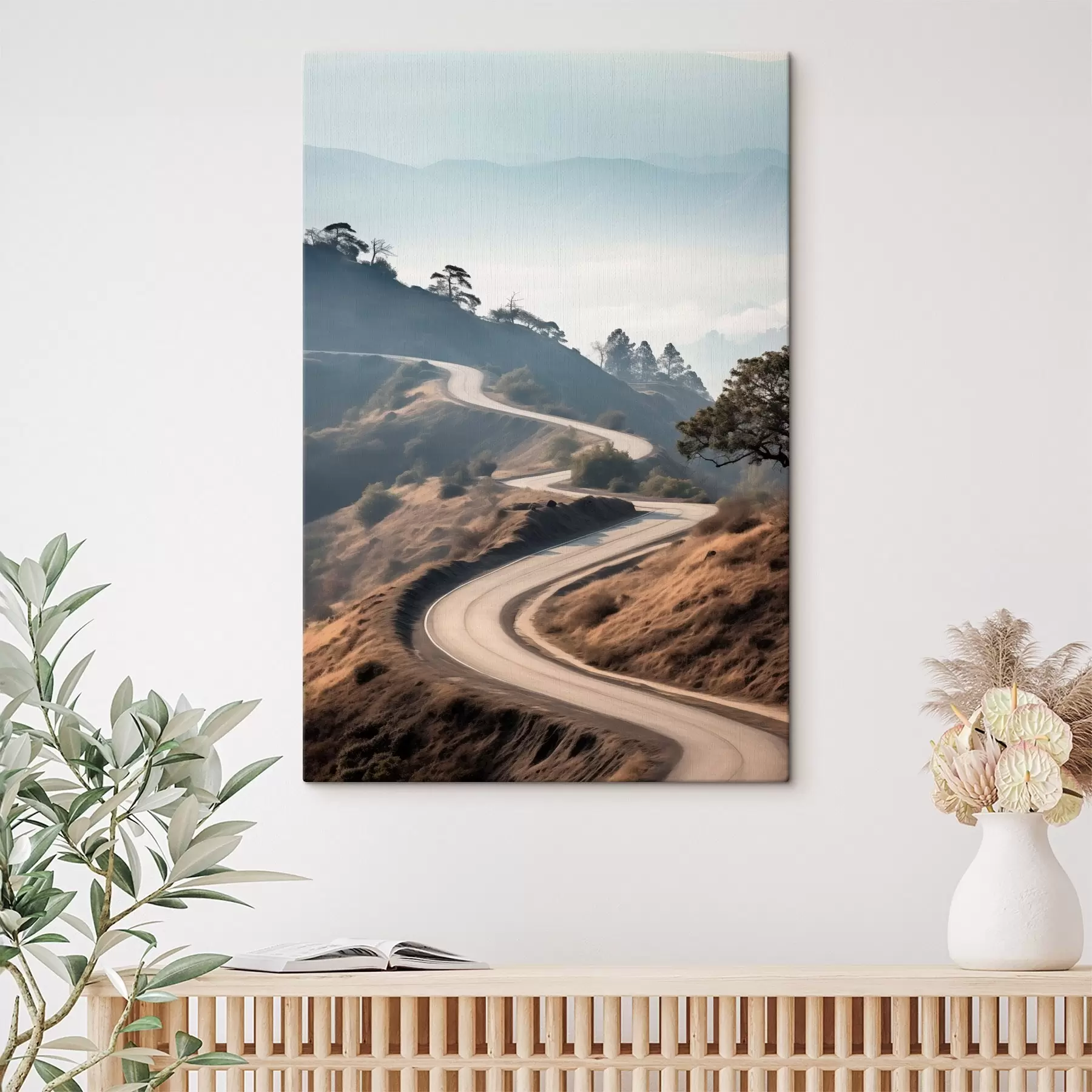 Obraz Kręta droga przez pagórkowaty krajobraz z suchą trawą pod czystym niebem, z górami w oddali s46289