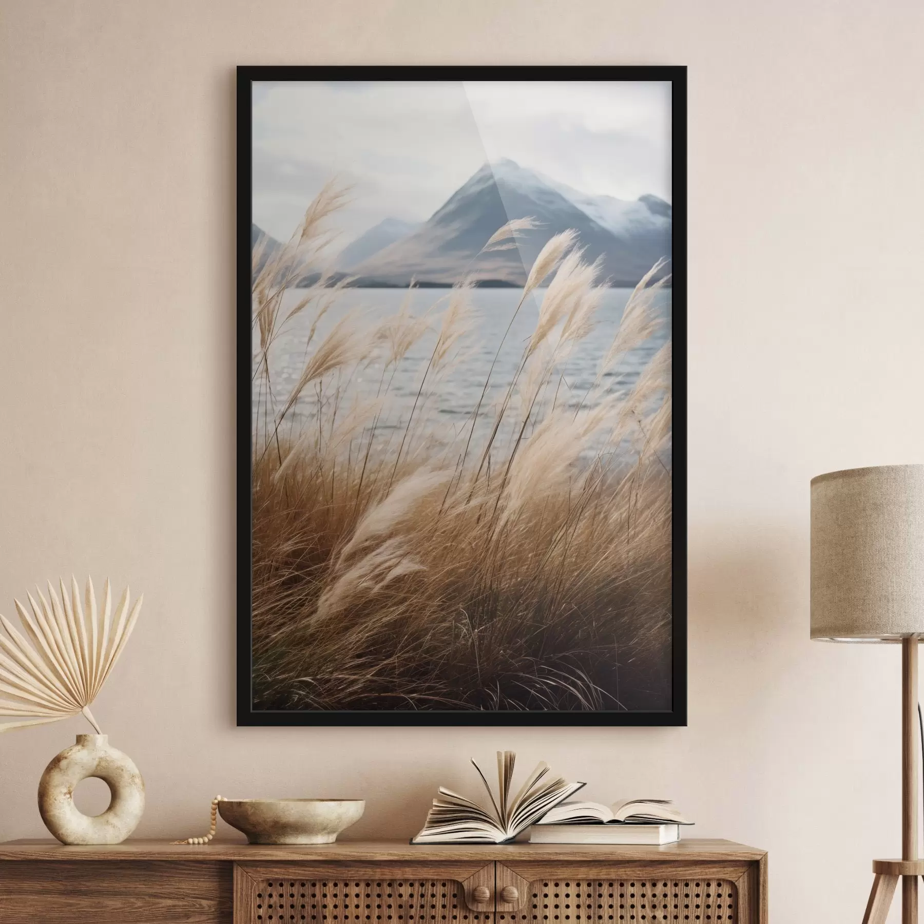 Fototapeta Trawa pampasowa z jeziorem i górami w tle, delikatne oświetlenie, stonowane kolory, styl naturalistyczny f46283