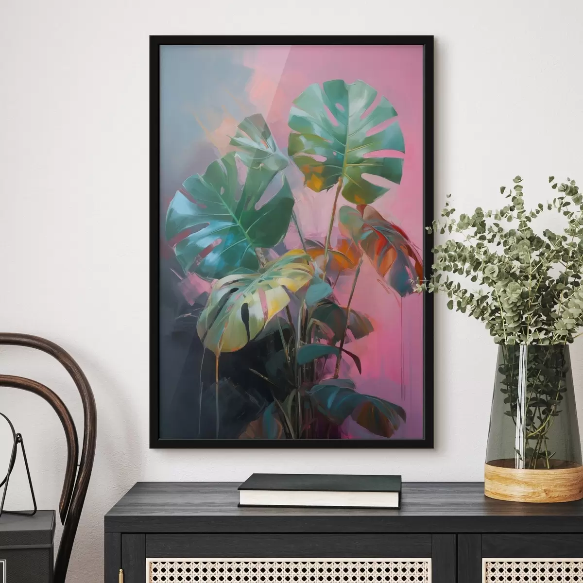 Plakat Abstrakcyjna roślina monstera o intensywnie zielonych liściach na tle delikatnych odcieni różu i fioletu f46286