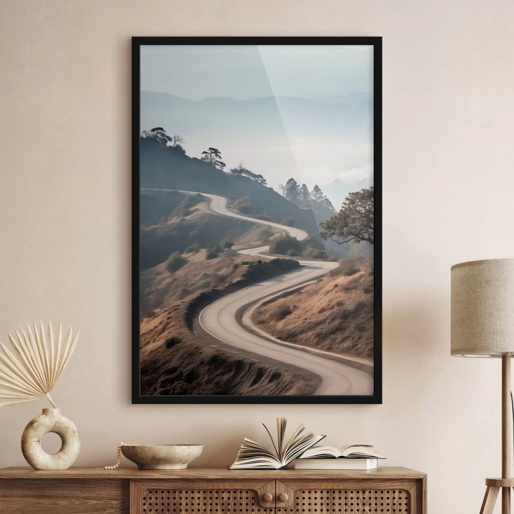 Fototapeta Kręta droga przez pagórkowaty krajobraz z suchą trawą pod czystym niebem, z górami w oddali f46289