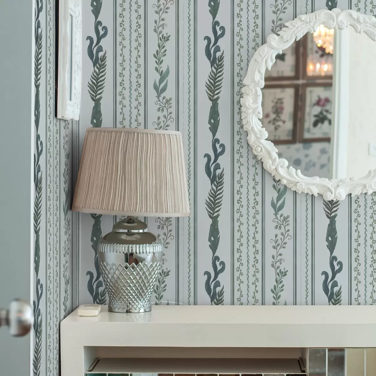 Tapeta Paski z gałązkami i lokami na chłodnym jasnoniebieskim tle a00823v1