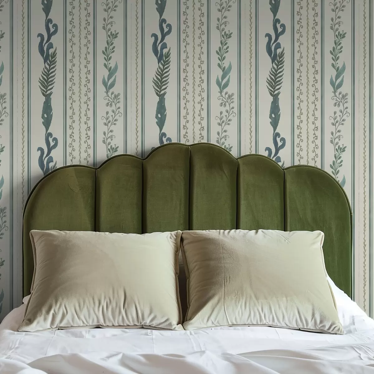 Tapeta Paski z gałązkami i lokami na ciepłym mlecznym tle a00823v2