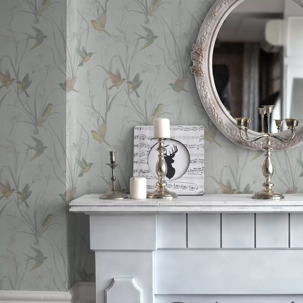 Tapeta Ptaki wśród traw łąkowych na jasnoszarym tle a00776v1