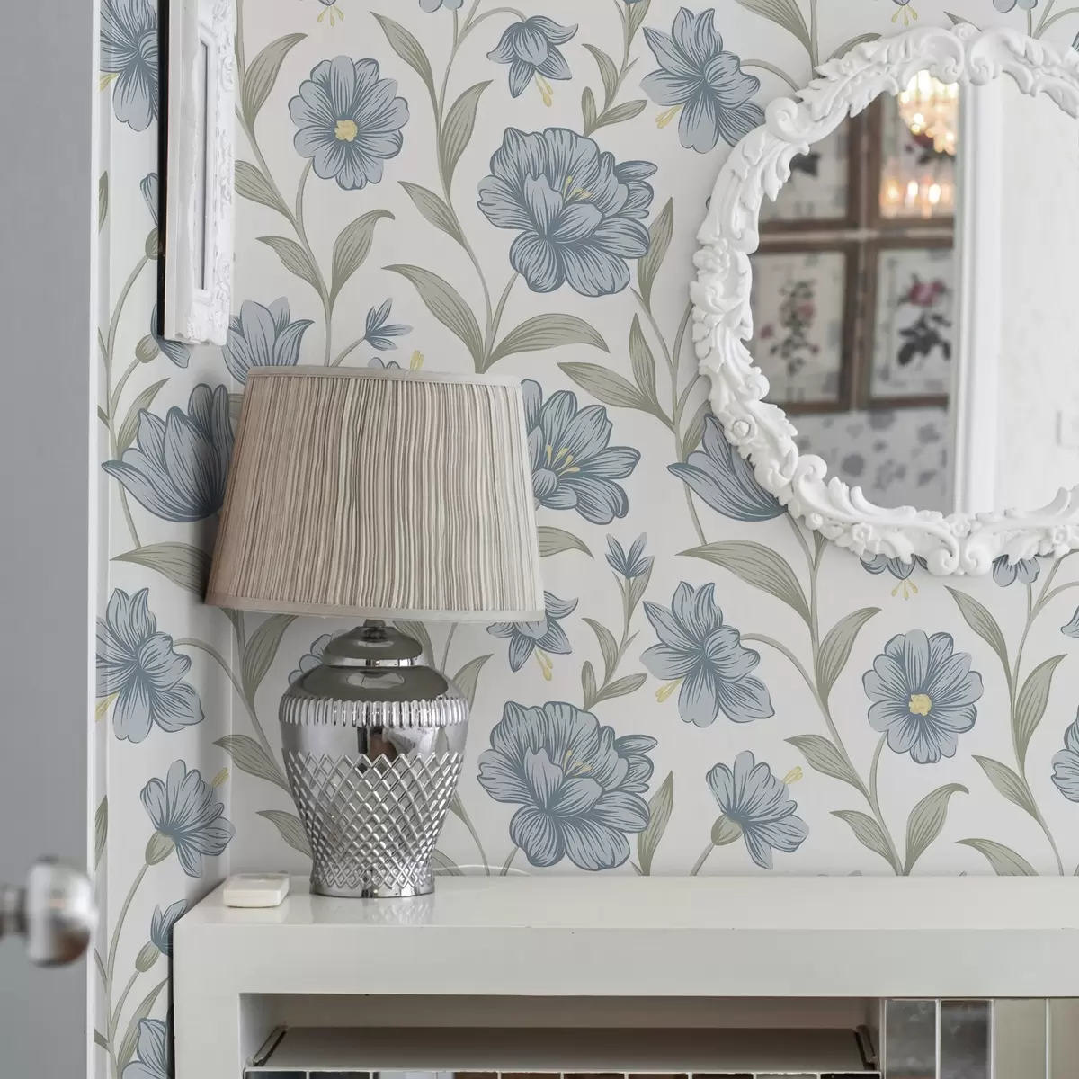 Tapeta Zadymione niebieskie kwiaty z oliwkowymi liśćmi na białym tle a00780