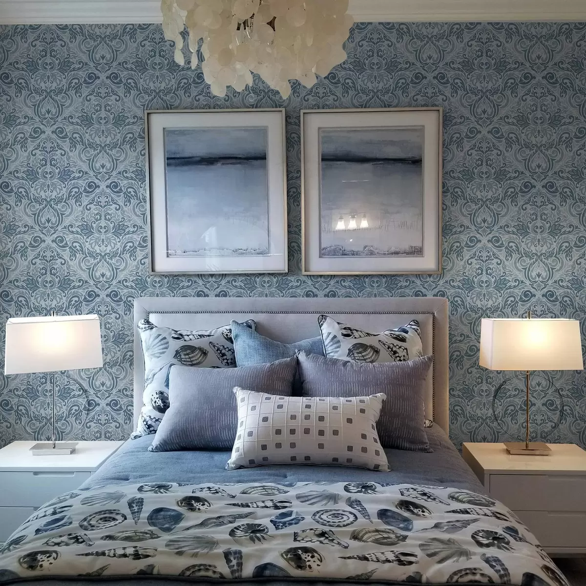 Tapeta Klasyczny adamaszek, ciemnoniebieski na jasnoniebieskim tle a00826