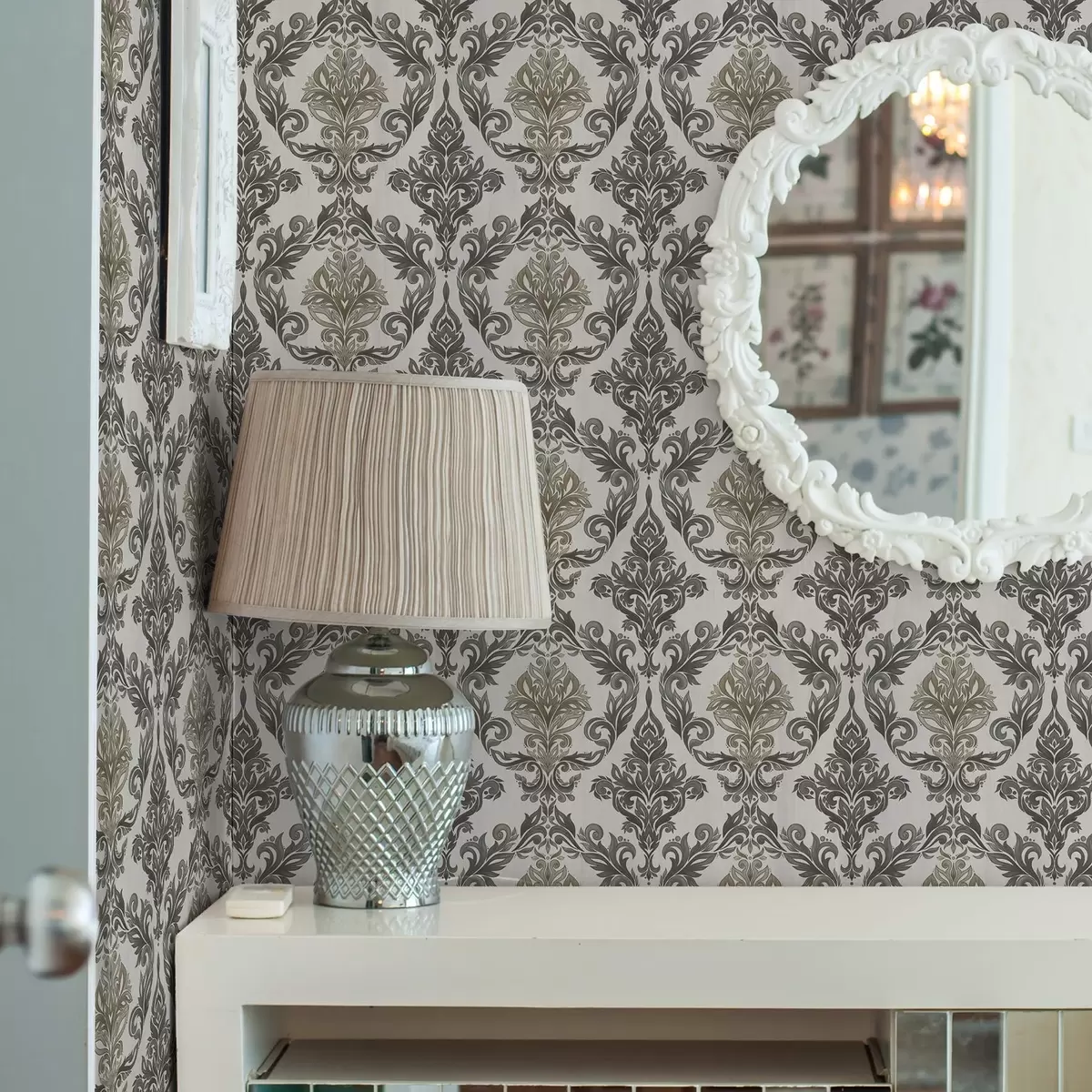 Tapeta Damaszek na jasnym tle, akcenty w kolorze oliwkowo-brązowym a00828v6