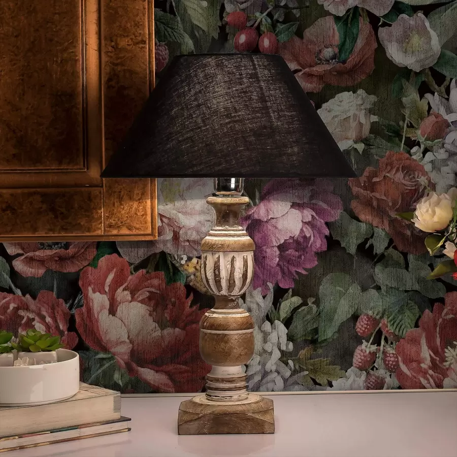 Fototapeta Ciemne, dramatyczne piwonie, jagody i motyl na czarnym tle a00862