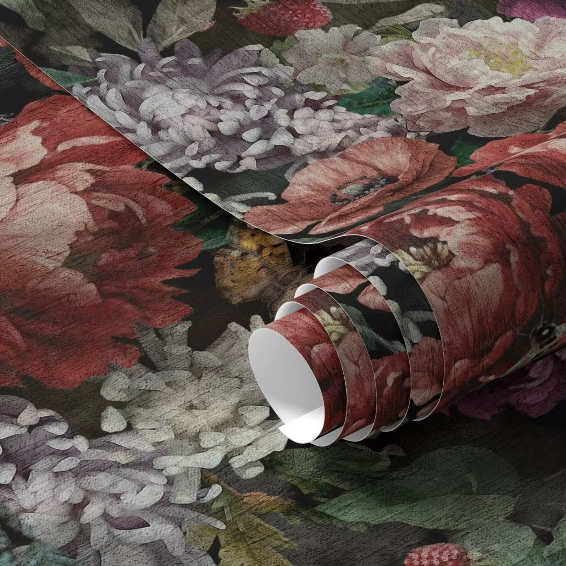 Fototapeta Ciemne, dramatyczne piwonie, jagody i motyl na czarnym tle a00862