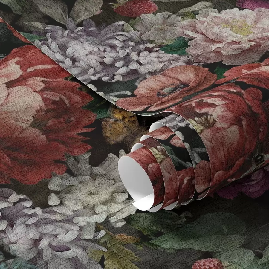 Fototapeta Ciemne, dramatyczne piwonie, jagody i motyl na czarnym tle a00862