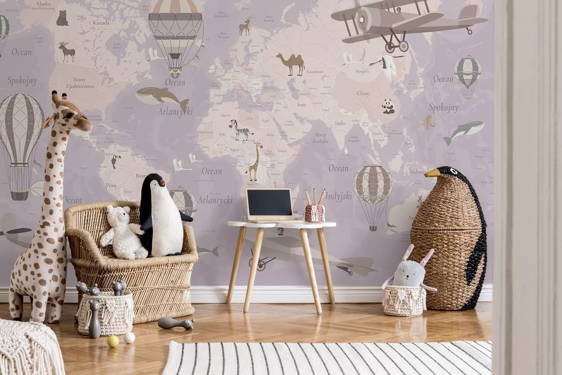 Fototapeta Mapa świata dla dzieci z zwierzętami, samolotami i balonami na ogrzane powietrze. Język polski. Kolor fioletowy. c00003plv4