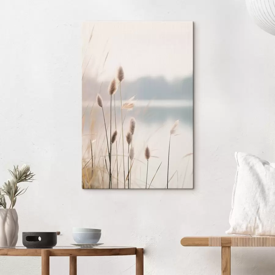 Obraz Miękkie trzciny nad mglistym brzegiem jeziora, pastelowe odcienie beżu s46504
