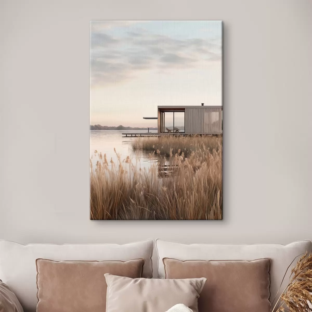 Obraz Nowoczesna chatka nad jeziorem wśród trzcin o zmierzchu s46513