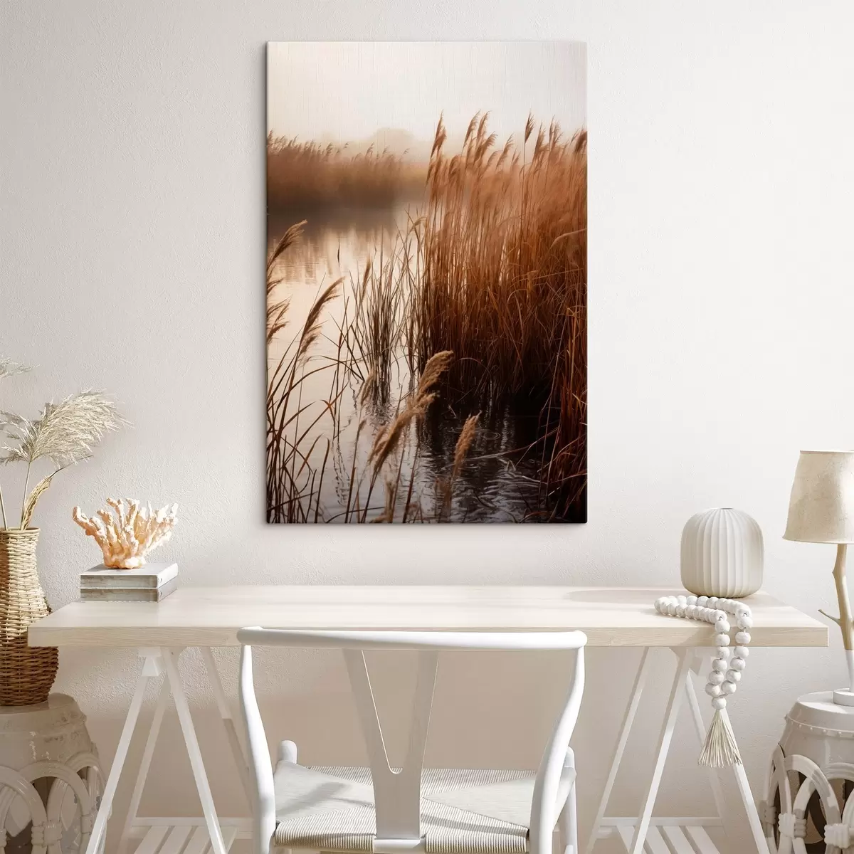 Obraz Wysokie trzciny rosnące w zbiorniku wodnym, woda odbija trzciny, zamglone tło, miękkie światło, scena natury s46695