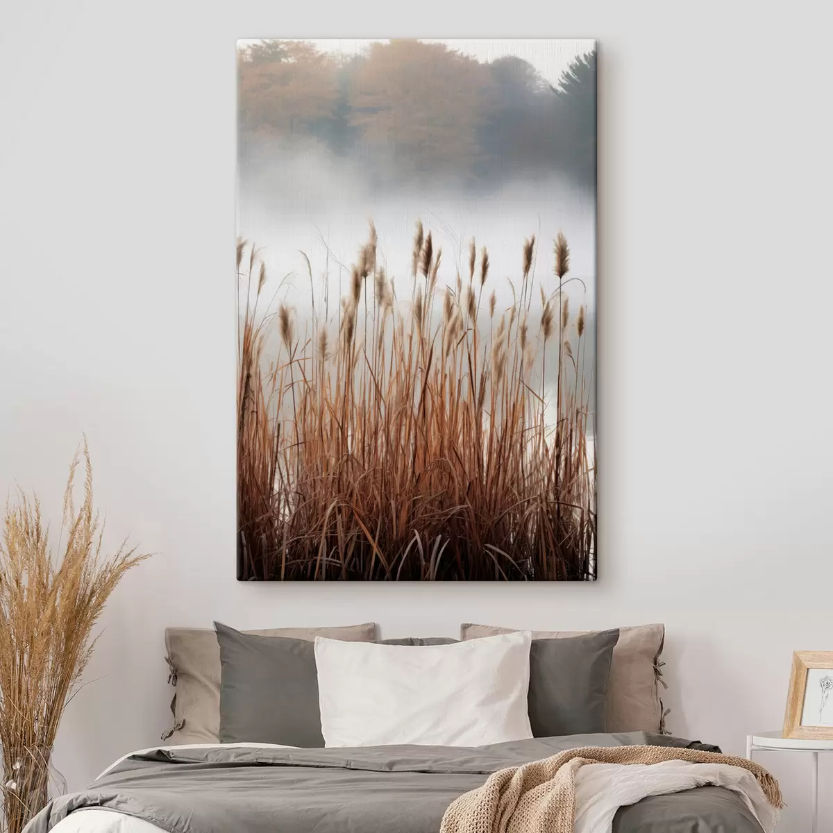 Obraz Wysokie trzciny rosnące w zbiorniku wodnym, woda odbija trzciny, mgliste tło, miękkie światło, scena natury s46696