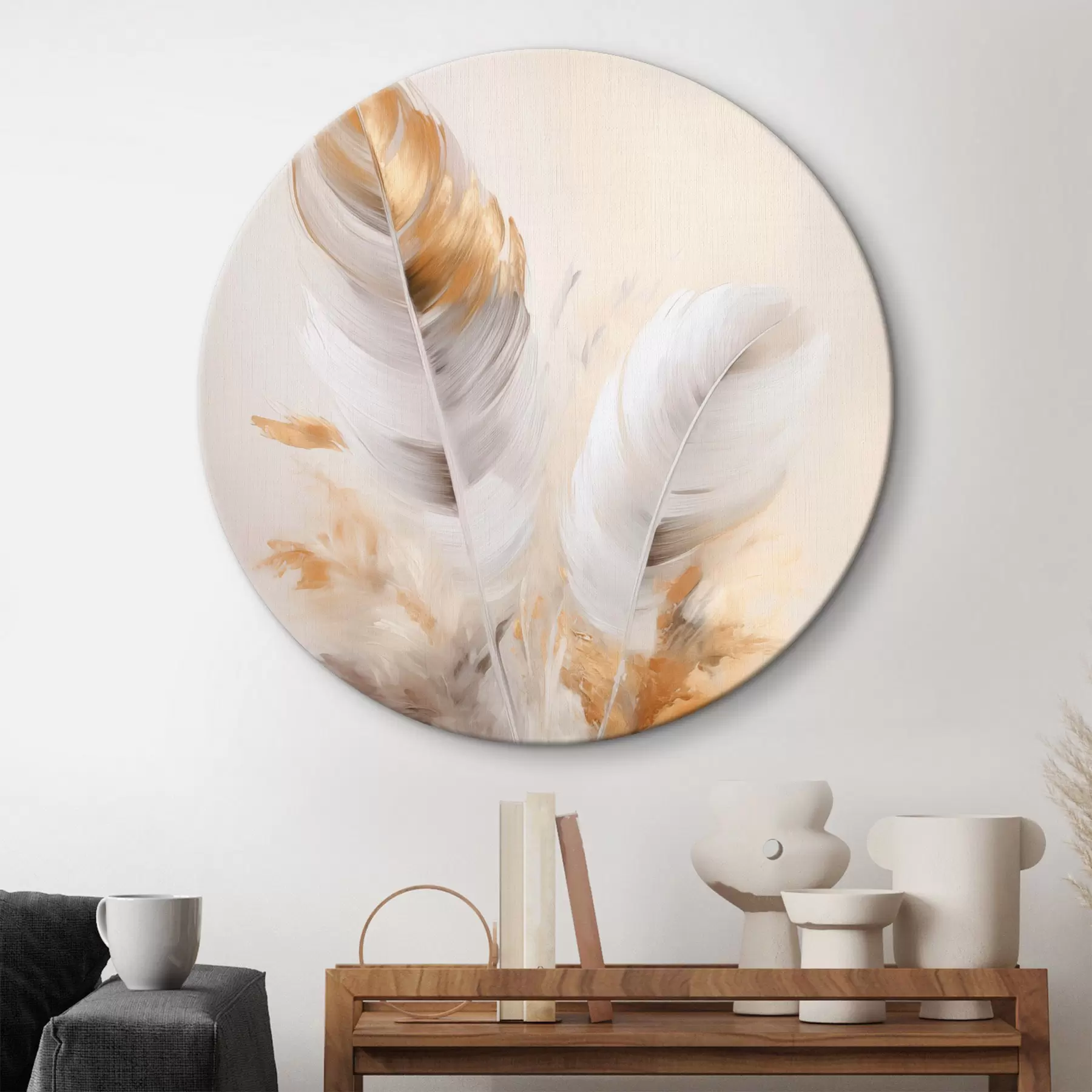 Obraz Abstrakcyjne pióra otoczone beżowymi i brązowymi piórami, miękkie i delikatne, na jasnobeżowym tle. r46711