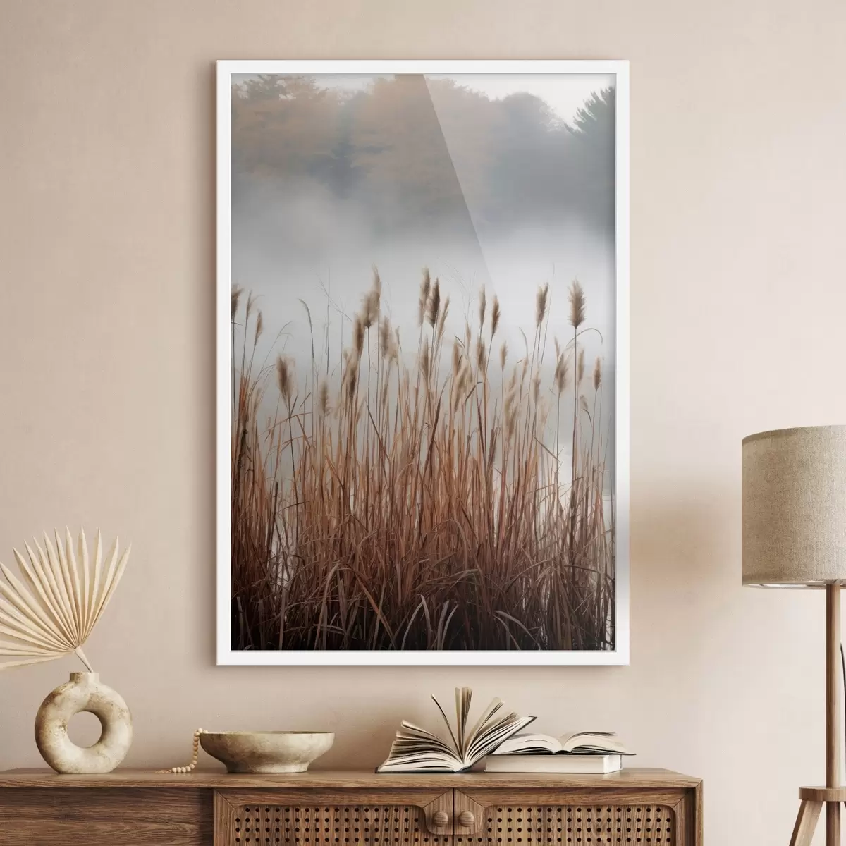 Plakat Wysokie trzciny rosnące w zbiorniku wodnym, woda odbija trzciny, mgliste tło, miękkie światło, scena natury f46696