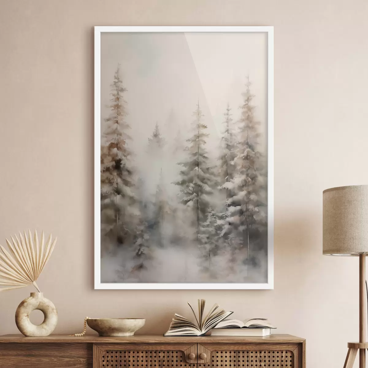 Plakat Wysokie sosny pokryte śniegiem, stojące w zamglonym lesie, delikatna, stonowana zimowa sceneria. f46701