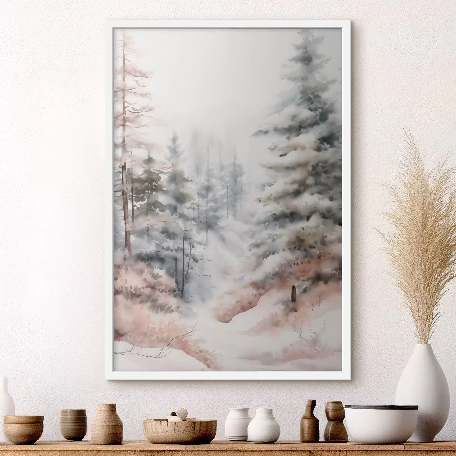 Fototapeta Wysokie sosny pokryte śniegiem, stojące w zamglonym lesie, delikatna, stonowana zimowa sceneria. f46702