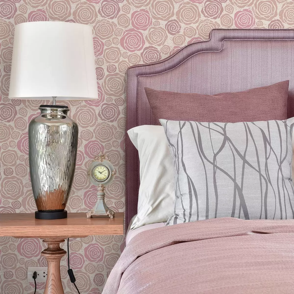 Tapeta Spiralne różowe róże i plamy na jasnym tle a00955