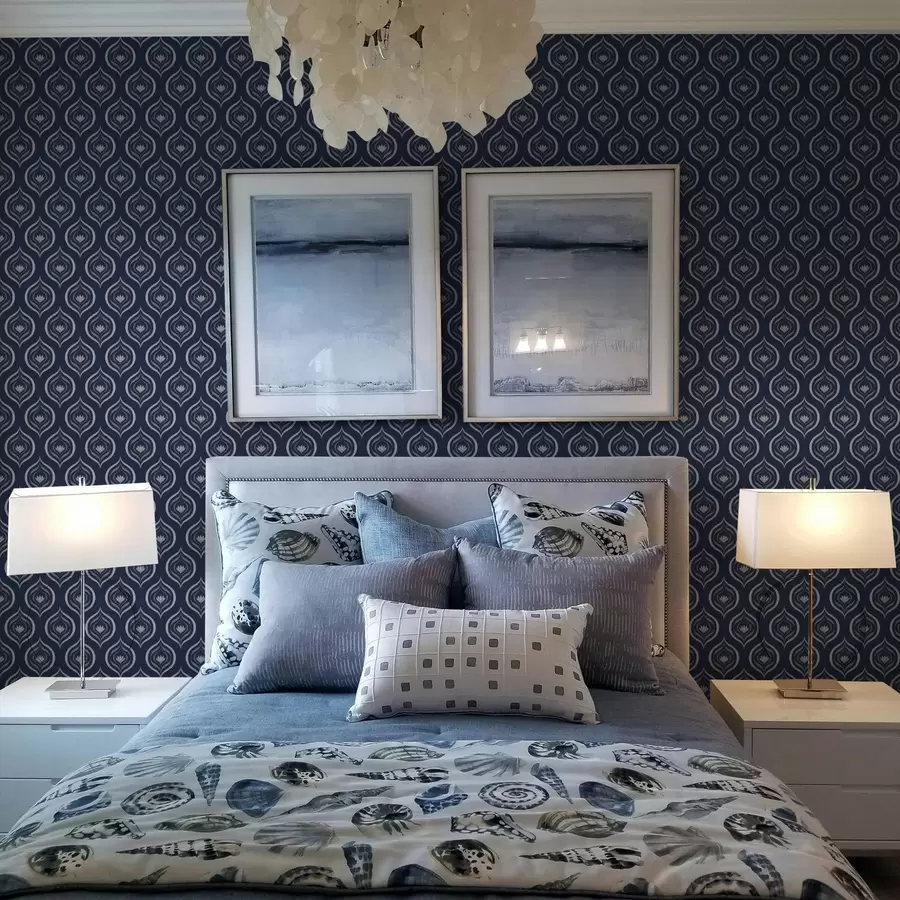 Fototapeta Kontrastujące motywy kropelek z kwiatem na ciemnoniebieskim tle a00977v1