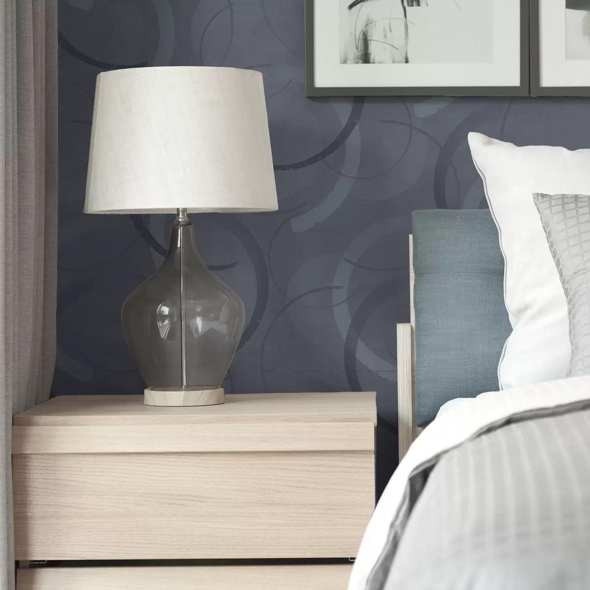 Tapeta Półkola i delikatne okręgi w chłodnej szaro-niebieskiej palecie barw a00980