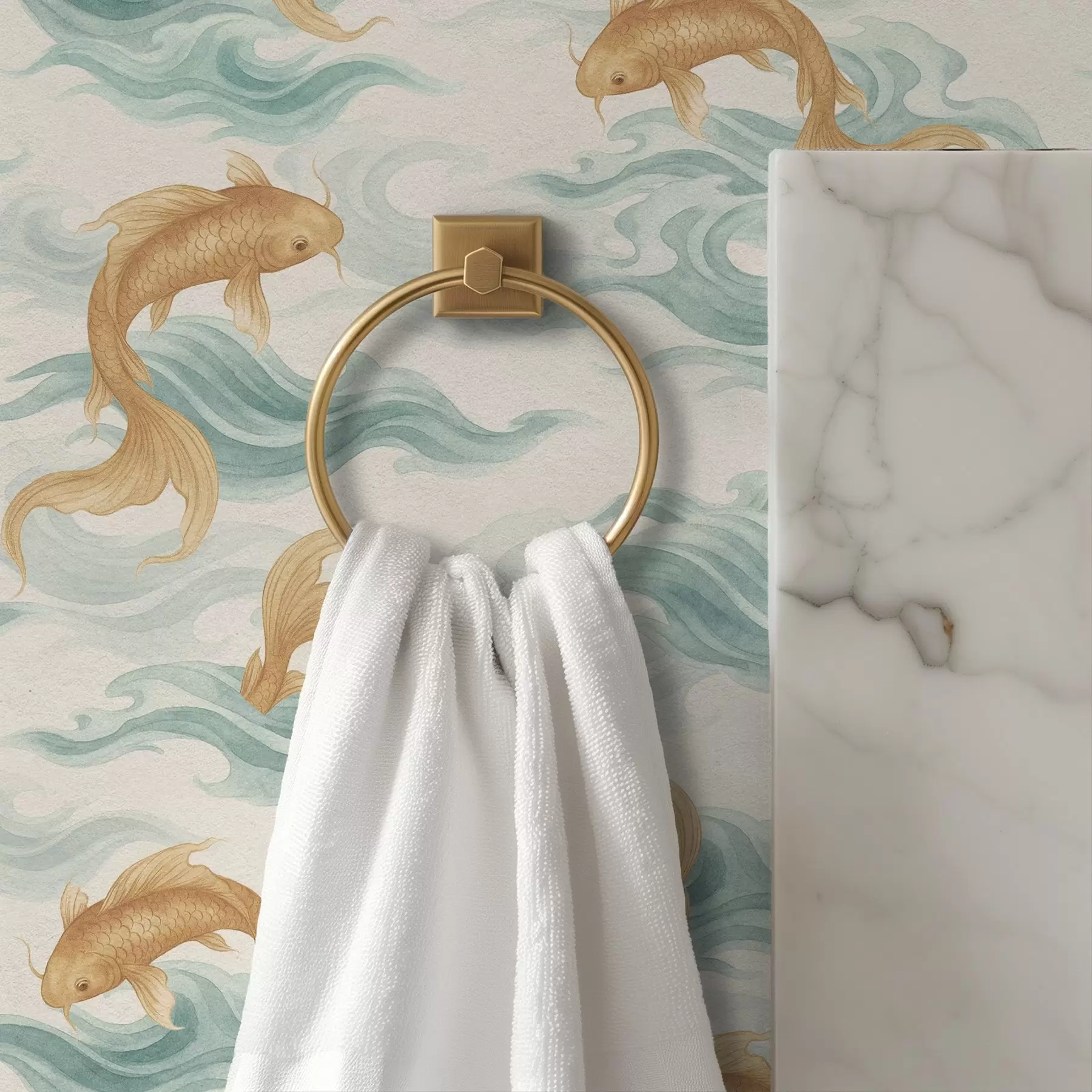 Fototapeta Bursztynowa ryba koi pływająca wśród delikatnych turkusowych fal a00894