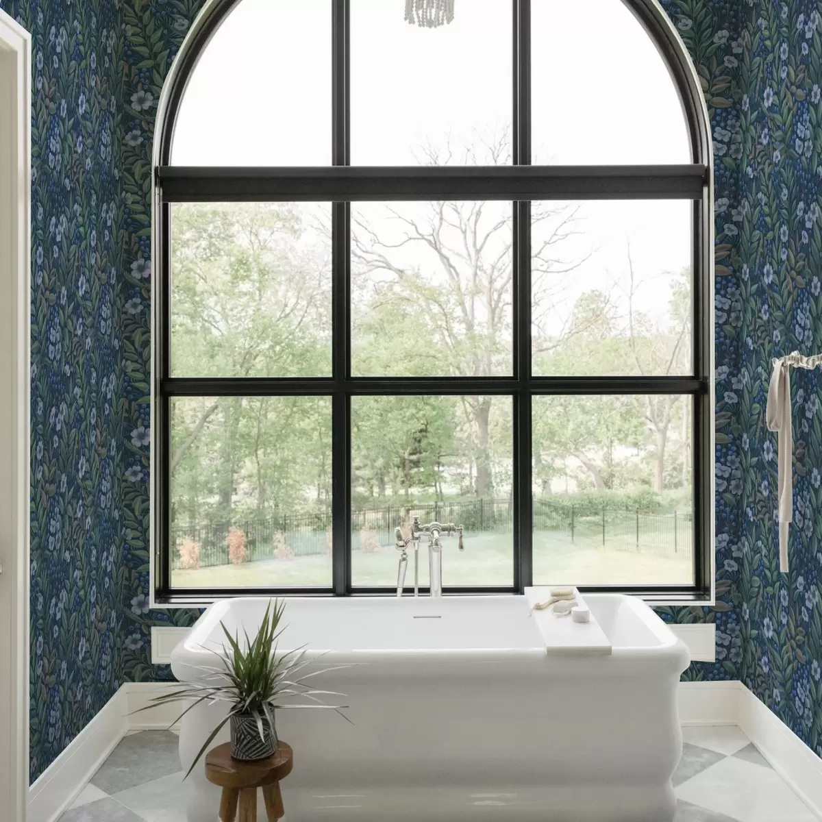 Tapeta Jagody w kolorze granatowym i białe kwiaty w gęstym listowiu a00994