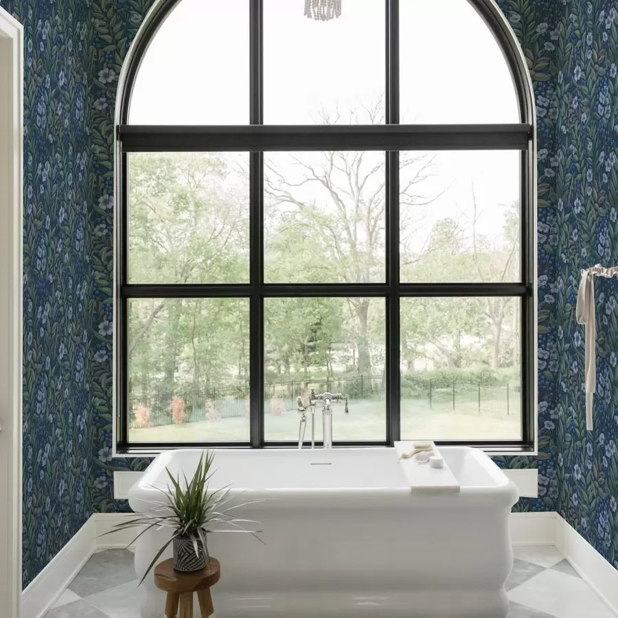 Fototapeta Jagody w kolorze granatowym i białe kwiaty w gęstym listowiu a00994