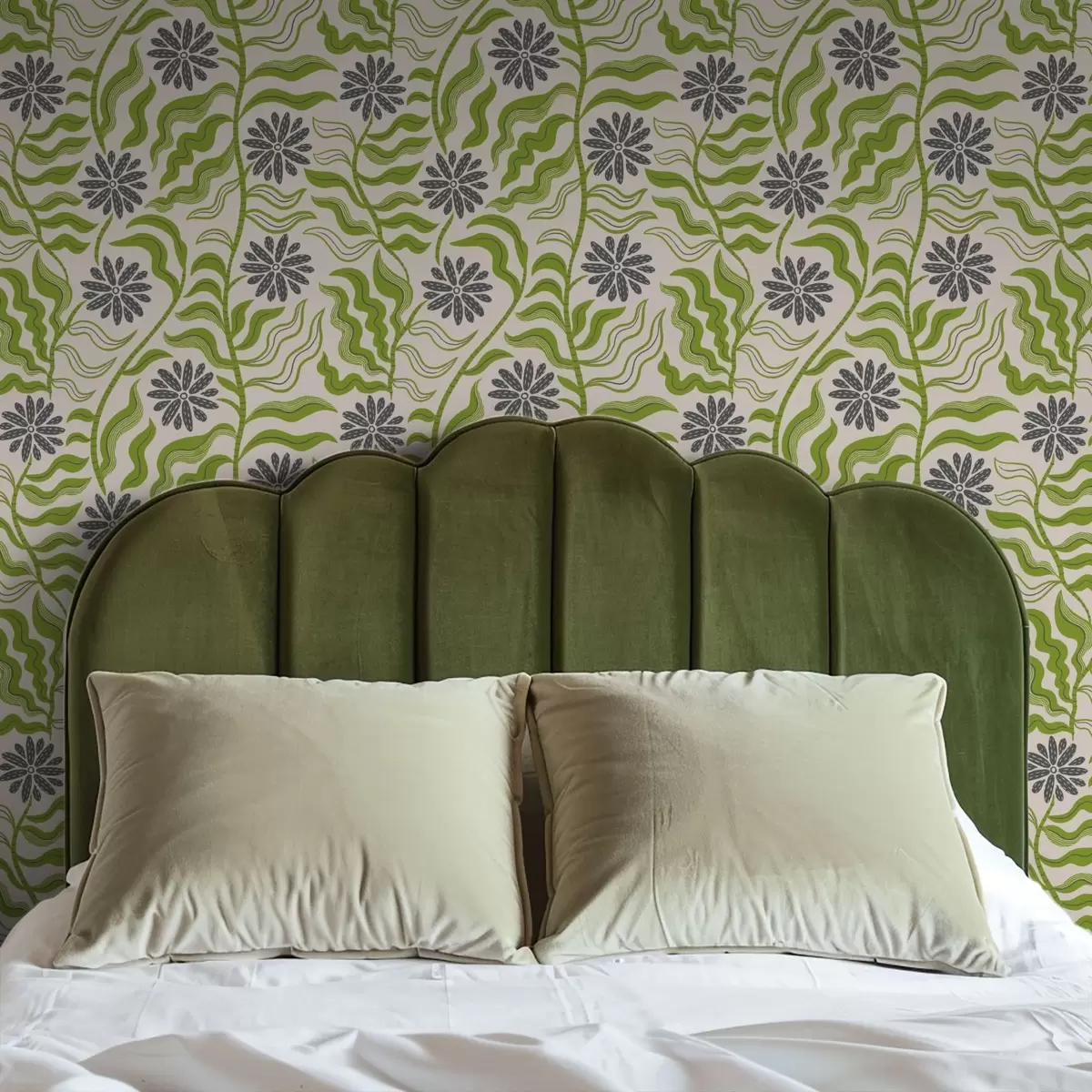 Tapeta Zabawne zielone stokrotki z falistymi liśćmi na kremowym tle a00998