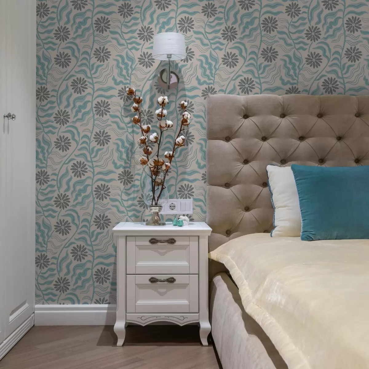 Tapeta Abstrakcyjne kwiaty i faliste liście w delikatnych odcieniach niebieskiego a00998v1