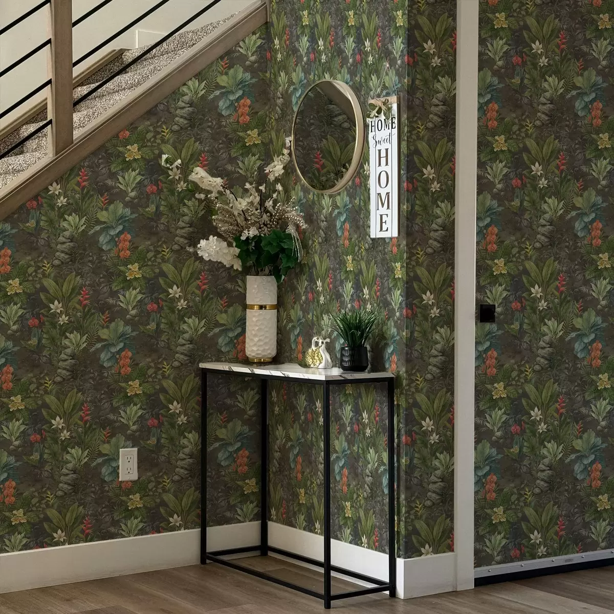 Tapeta Ciemny tropikalny ogród z jasnymi kwiatami i liśćmi a01079