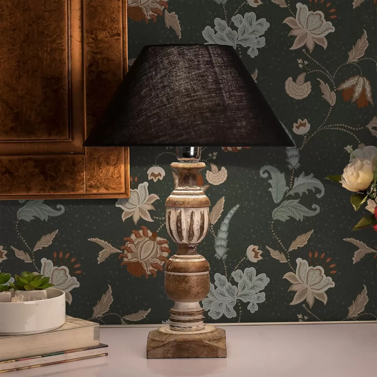 Tapeta Ciemnozielone tło z dekoracyjnymi kwiatami i liśćmi a01086