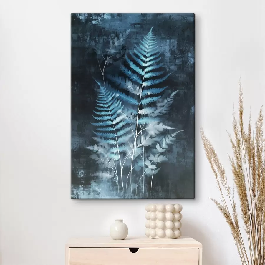 Obraz Niebieskie paprocie i rośliny na ciemnym, teksturowanym tle, z naciskiem na skomplikowane detale, efekt rentgenowski. s47026