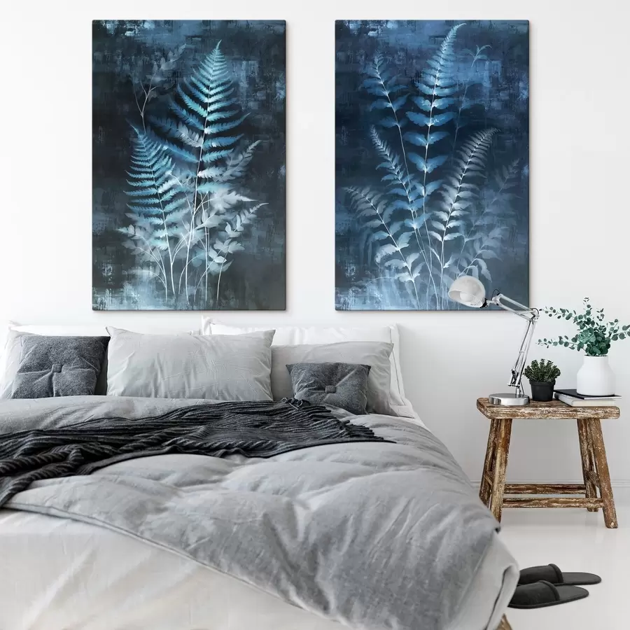 Obraz Niebieskie paprocie i rośliny na ciemnym, teksturowanym tle, z naciskiem na skomplikowane detale, efekt rentgenowski. m01121