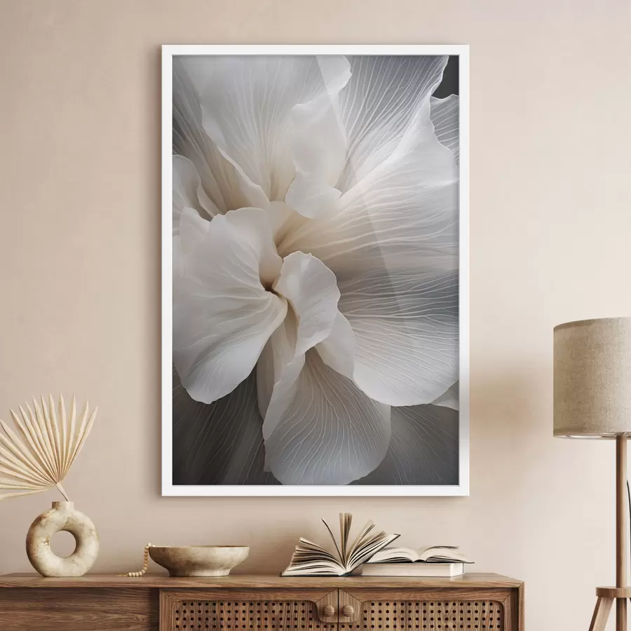 Fototapeta Zbliżenie na delikatne, abstrakcyjne białe płatki kwiatów o skomplikowanych liniach i zamazanym ciemnym tle. f47018