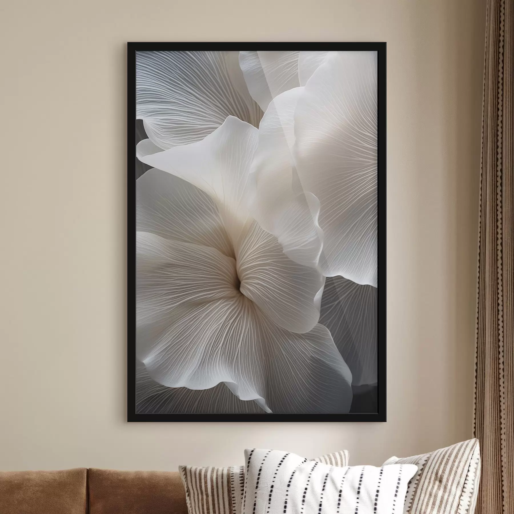 Fototapeta Zbliżenie na delikatne, abstrakcyjne białe płatki kwiatów o skomplikowanych liniach i zamazanym ciemnym tle f47019