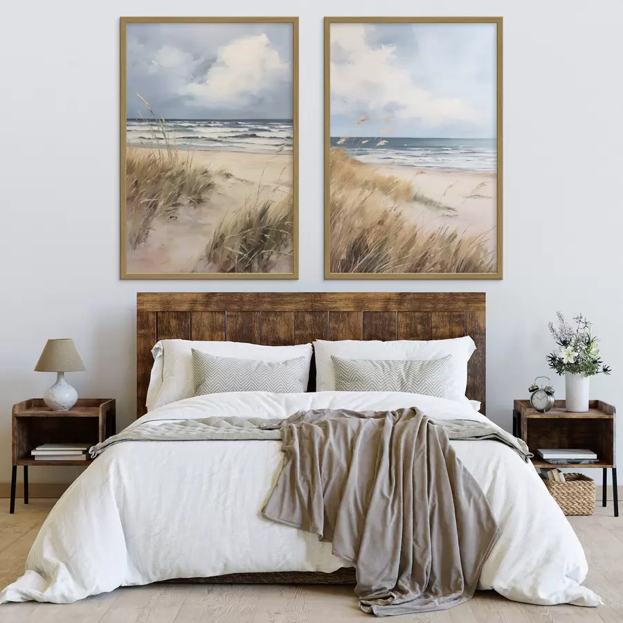 Fototapeta Piaszczysta plaża z wysoką trawą na pierwszym planie, ocean z falami i zachmurzone niebo w tle d00521
