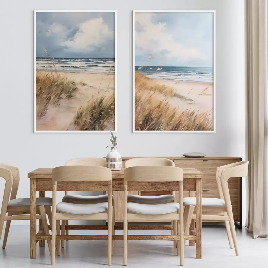 Fototapeta Piaszczysta plaża z wysoką trawą na pierwszym planie, ocean z falami i zachmurzone niebo w tle d00521