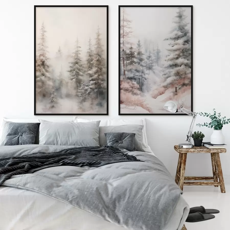 Fototapeta Wysokie sosny pokryte śniegiem, stojące w zamglonym lesie, delikatna, stonowana zimowa sceneria. d01011