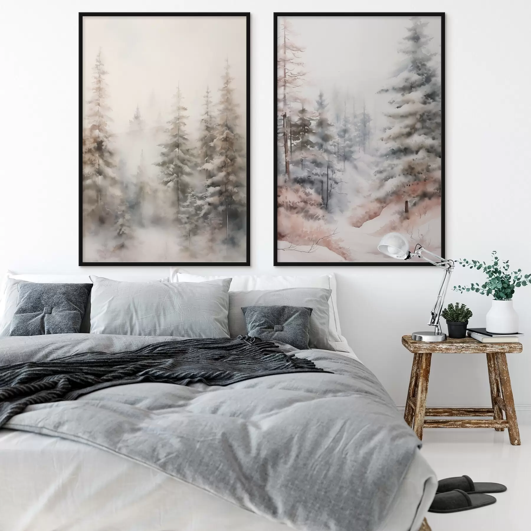 Fototapeta Wysokie sosny pokryte śniegiem, stojące w zamglonym lesie, delikatna, stonowana zimowa sceneria. d01011